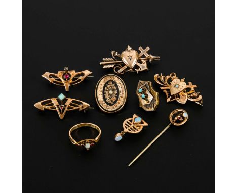 9 Teile Jugendstilschmuck.             Tombak. 3,5 x 1,5/4 x 2 cm. L 5,5 cm. Ringgröße 56. 2,7 x 2/2,4 x 1,3 cm. 19,5 g.     