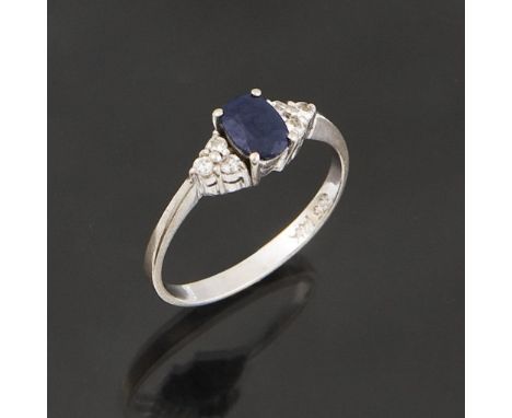 Saphir-Diamant-Ring.             585er Weißgold (14 kt). Ringgröße: 51. 2 Gramm.             Ovaler facettierter Saphir, seit