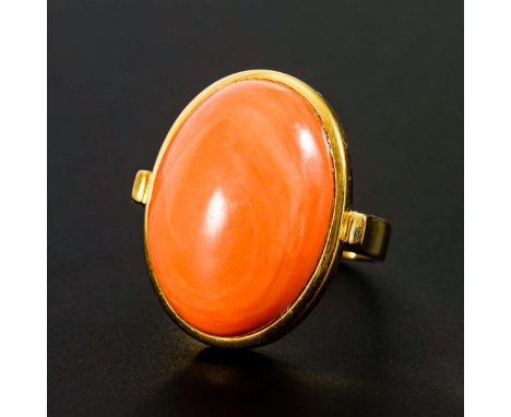 Ring mit Koralle.             Gelbgold 585 gestempelt. Koralle 2,3 x 1,6 cm. Ringgröße 54. 11,9 g.             Großer, zargen