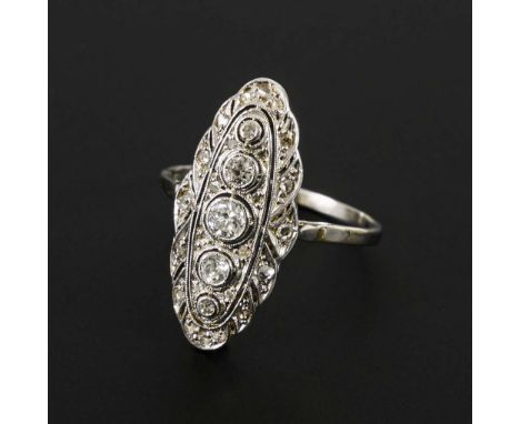 Art-déco-Ring mit Altschliff-Brillanten und Diamantrosen.             Weißgold 585 gestempelt. Steine zus. ca. 0,40 ct./H-I/v