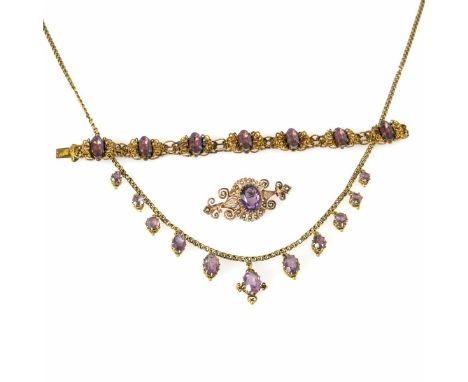 Halskette, Brosche und Armband mit amethystfarbenen Imitationen.             2x Silber geprüft, restvergoldet. Metall. Kette 