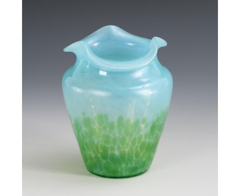 Jugendstil-Vase. Lötz. Johann Loetz Witwe, Klostermühle, um 1900.             Hellblaues Glas mit transparent opalweißem Inne