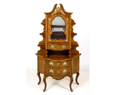 Etagerenaufsatzkommode mit Porzellanplaketten im Stil des Dresdener Barock. Ende 19. Jh..             Nussbaum furniert. Ca. 