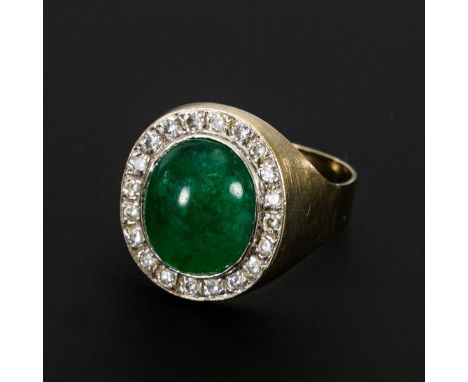 Ring mit Smaragd und Diamanten.             Weißgold 585 gestempelt. Cabochon ca. 1,2 x 1 x 0,6 cm. Ringgröße 59. 6,8 g.     