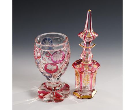 Karaffe und Kelchglas.                         1x HARRACH'SCHE GLASHÜTTE NEUWELT, um 1850: sechsfach facettierte Karaffe mit 