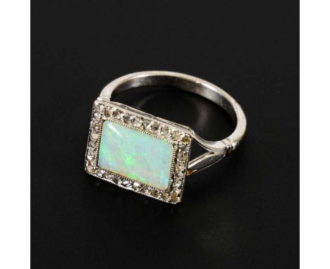 Art-déco-Ring mit Opal und Diamantrosen.             Weißgold 750 geprüft. Opal ca. 0,80 ct. 10 x 6,5 mm. Diamanten zus. ca. 