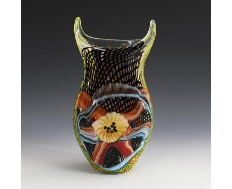 Vase mit Blütendekor. Murano. 2. H. 20. Jh.             Farbloses Glas mit eingeschmolzenen opalgelben Spiralfäden sowie bunt