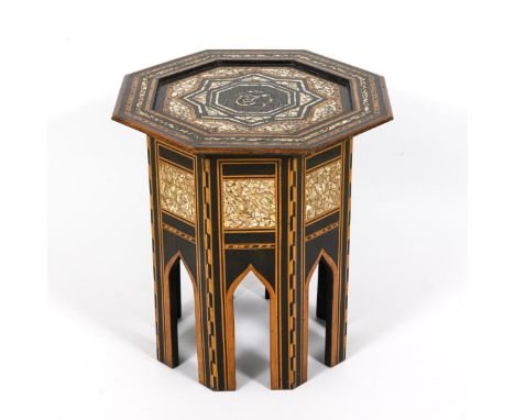 Orientalismus-Teetisch. Um 1900.             Weichholz furniert und ebonisiert, Perlmutt, Bein. Ca. 50 x 46,5 x 46,5 cm.     
