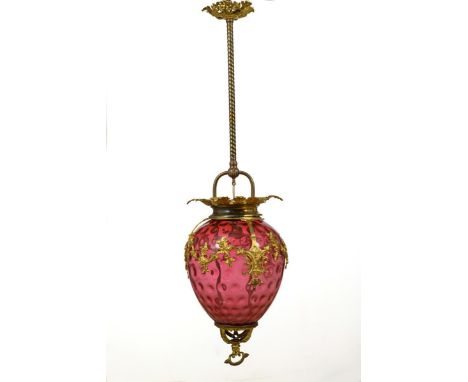 Rote Deckenampel. Ende 19. Jh.             Rotes Glas kugeloptisch geblasen, Bronze goldbronziert, Schraubfassung. H 96 cm, Ø