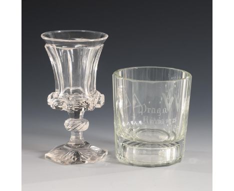 Logenglas und Kelchglas mit Schliffdekor. 2. H. 19. Jh.             Farbloses Glas.             1x Würfelbecher mit Freimaure