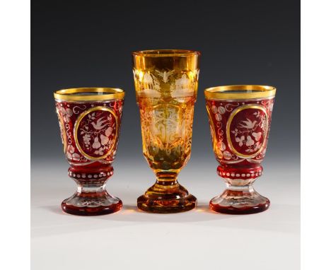 2 + 1 Kelchgläser mit Schliffdekor. 2. H. 19. Jh./20. Jh.                         2 Gläser aus farblosem, rot gebeiztem Glas,