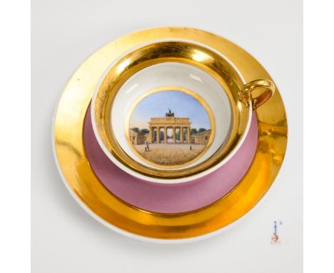 Ansichtentasse Berlin. KPM Berlin. Zeptermarke und roter Reichsapfel, um 1840.             Polychrom bemalt. Tasse (H 5,5 cm)