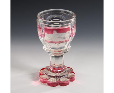 Ansichtenglas Dresden. Um 1840/50.             Farbloses, teil rosa und hellblau lasiertes Glas. H 21,5 cm.             Facet