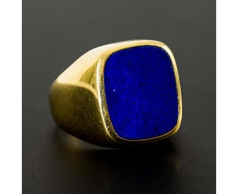 Ring mit Lapislazuli.             Gelbgold 585 gestempelt. Ringgröße 57. 11,8 g.             Zargengefasste Lapistafel zwisch
