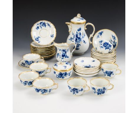35 Teile eines Kaffee- und Teeservice mit Blaumalerei. Meissen. Verschiedene Schwertermarken, ab 1850 - 1945, 1. Wahl sowie 2
