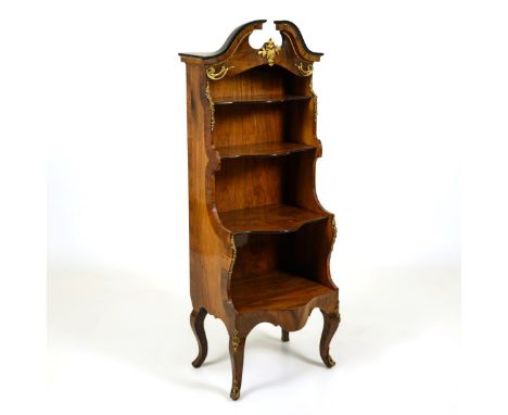 Etagere im Stil des Dresdener Barock. Um 1880/90.             Nussbaum furniert. Ca. 152 x 53 x 50 cm.             Elegante E