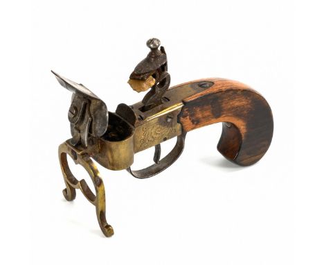 Steinschloss-Tischfeuerzeug. Vor 1800. Paris.             Eisen, Messing teils graviert und Nussbaum. L 13,5 cm.             