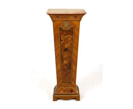 Postament mit Marmorplatte. 20. Jh.             Rosenholz (?) furniert, rötlich geaderter Marmor. Ca. 115,5 x 44 x 35cm.     