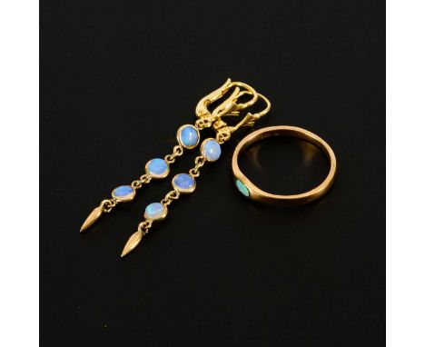 Ohrhängerpaar und Ring mit Opalen.             Gelbgold 333/585 gestempelt. Ringgröße 53. Ohrhänger L 4,5 cm. 1,3/1,9 g.     