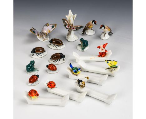 10 Miniaturtiere, 1 -vase und 6 Messerbänkchen.             Polychrom bemalt, teils goldstaffiert.             11x ENS: 3 Käf