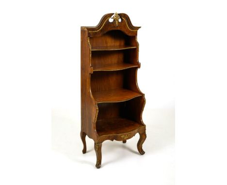 Etagere im Stil des Dresdener Barock. Um 1880/90.             Nussbaum furniert. Ca. 148 x 59 x 41 cm.             Elegante E