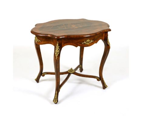 Salontisch im Stil des Dresdener Barock. Nach 1900.             Nussbaum furniert und marketiert. Ca. 75,5 x 95,5 x 70 cm.   