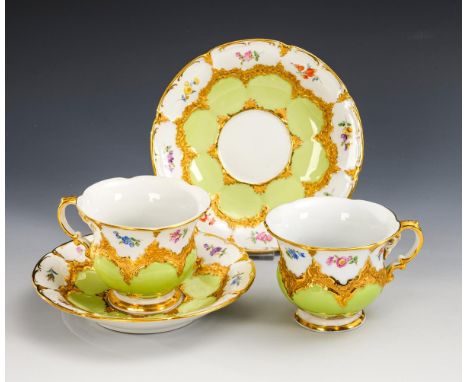 2 Tassen "B-Form". Meissen. Schwertermarke, 2. H. 20. Jh., 1. Wahl.             2 Tassen (H 8 cm), 2 Untertassen (Ø 16 cm).  
