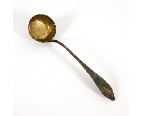 Biedermeier-Silberkelle. Beschauzeichen 13 Lot/ Meisterzeichen Schott gepunzt. 1815. Frankfurt.             L 36,5 cm. 256 g.