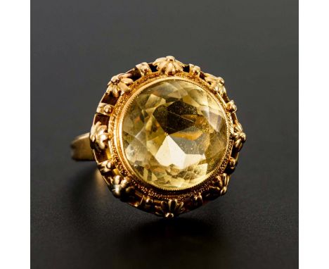 Ring mit Citrin?.             Gelbgold 585 gestempelt. 1930er Jahre. Ringgröße 58. 8,1 g.             Zargengefasster Stein i