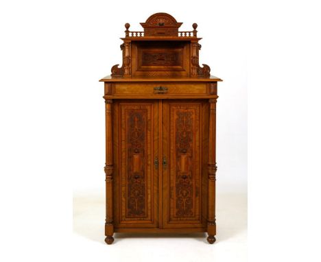 Gründerzeit-Aufsatzvertiko. Um 1880/90.             Nussbaum furniert. Ca. 190 x 98 x 49 cm.             2-türiger Aufbewahru