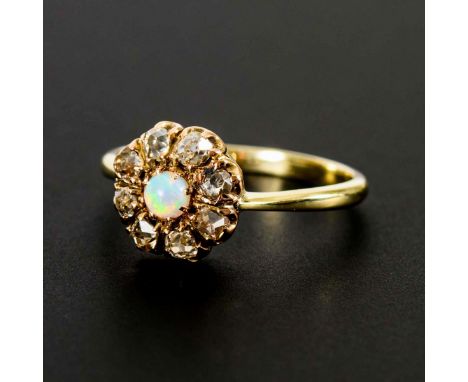 Jugendstilring mit Opal und Altschliff-Diamanten.             Gelbgold 585 geprüft. Ringgröße 57. 2,6 g.             Kleiner 