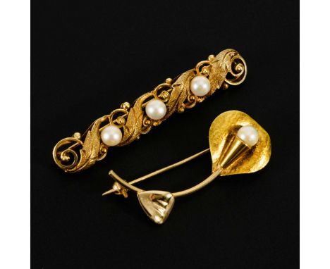 2 Broschen mit Zuchtperlen.             Gelbgold 750/585 gestempelt. 4 x 1,5/5,2 x 0,8 cm. 3,7/5,0 g.             Stilisierte