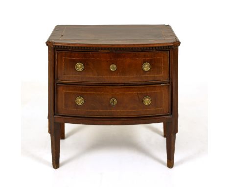 Zierliche Klassizismus-Kommode. 1. Hälfte 19. Jh.             Mahagoni furniert. Ca. 77,5 x 78 x 45 cm.             Kleine 2-