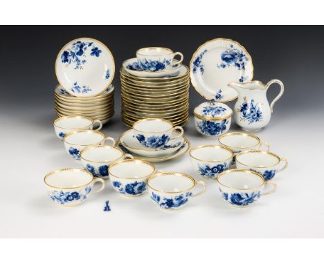 45 Teile eines Teeservice mit Blaumalerei. Meissen. Knaufschwerter, ab 1850-1918 und Schwertermarke mit Punkt, Pfeiffer-Zeit,