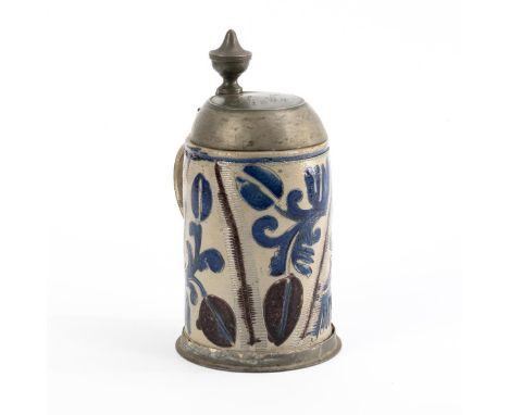 Westerwälder Walzenkrug mit Tulpendekor in Blau und Manganviolett. Um 1800.             Graues, salzglasiertes Steinzeug mit 