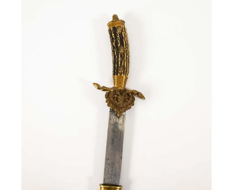Schwerer Hirschfänger mit Scheide.             Klinge 44,5 cm, Gesamt L 62 cm.             Gerade, einschneidige Klinge mit S