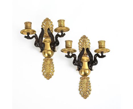 Paar 2-flammige Wandleuchter im Empire-Stil. Je "BW" mit Form-Nr. "1367" und "1634" gemarkt. Ende 19. Jh.             Bronze 