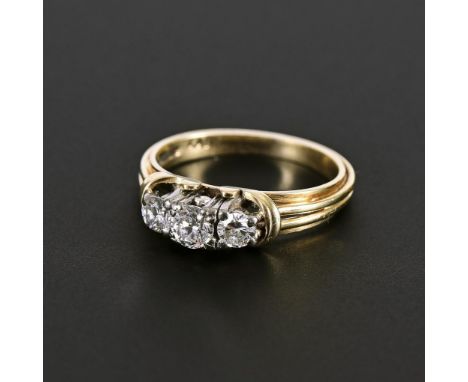 Ring mit Brillanten.             Gelbgold/Weißgold 585 gestempelt. Brillanten Ø 2 x ca. 3,5 mm. 1 x Ø 4 mm. Weiß/si. Ringgröß