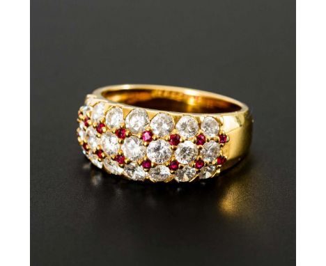 Moderner Ring mit Brillanten und Rubinen.             Gelbgold 750 gestempelt. Ringgröße 57,5. 7,4 g.             Breiter Rei