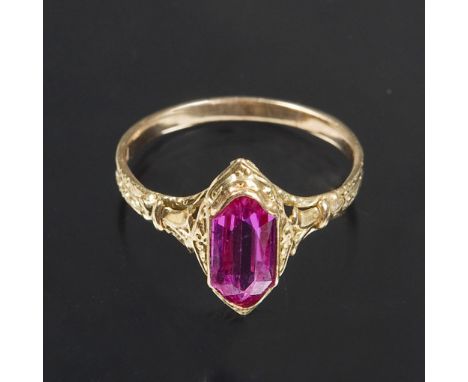 Rubellit-Ring.             585er Gelbgold (14 kt). Ringgröße: 56. 1,9 Gramm.             Facettierter Rubellit circa 9 x 4,8 