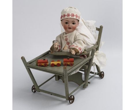 Charakterbaby mit Stuhl und Miniatur-Eisenbahn. Simon & Halbig, für Franz Schmidt & Co. Kopfmarke: 1296 FS & Co / S & H. Um 1