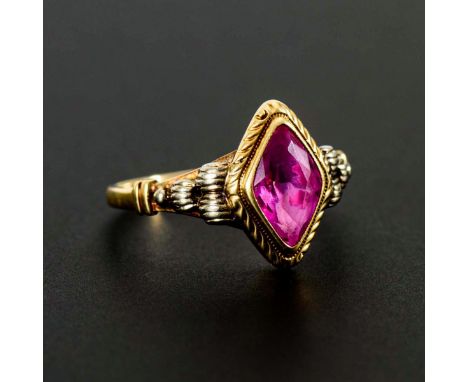 Ring mit Spinell?.             Gelbgold 585 gestempelt. Ringgröße 52. 2,2 g.             Zargengefasster Stein zwischen relie