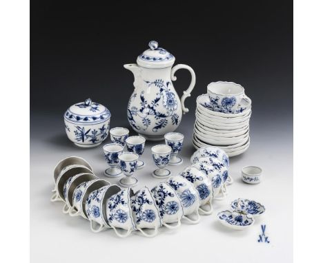 36 Teile eines Zwiebelmuster-Frühstücksservice. Meissen. Knaufschwerter, ab 1850-1918 und Schwertermarke, 2. H. 20. Jh., 2 un