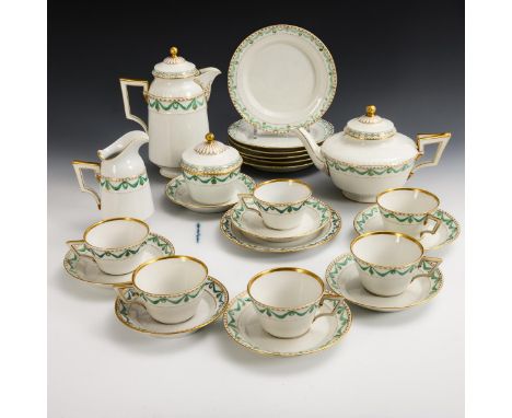 Kaffee- und Teeservice "Kurländer Muster". KPM Berlin. Zeptermarke, 20. Jh., teils mit Eisernem Kreuz, um 1915. Ohne Malereim