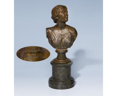             Weibliche Büste nach antikem VorbildBronze, dunkel patiniert. Berlin Ende 19. Jahrhundert. Höhe: 26 cm.          