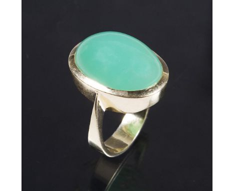 Chrysopras-Ring.             585er Gelbgold (14 kt). Ringgröße: 52. 7,5 Gramm.             Ovaler Chrysopras-Cabochon circa 1