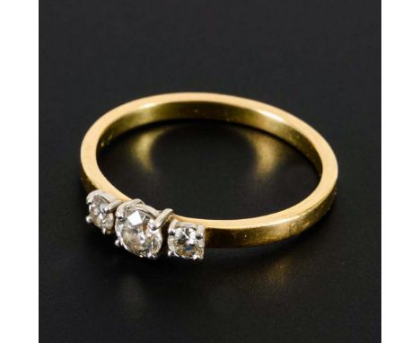 Ring mit Brillanten, in Bakelitetui.             Gelbgold/Weißgold 585 gestempelt. Ringgröße 58. 2,5 g.             3 krappen