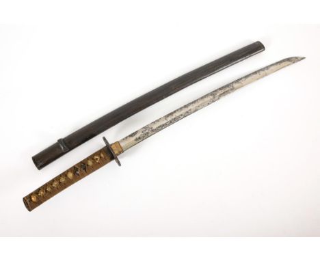 Wakizashi mit Scheide. Späte Edo-Zeit. Japan.             Klinge 53 cm, Gesamt L 85 cm.             Samurai-Schwert mit leich