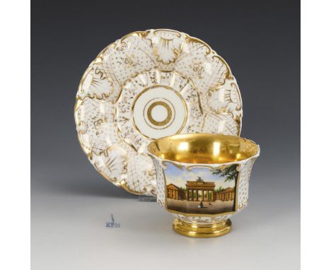 Ansichtentasse "Brandenburger Thor". Krister. Strichmarke KPM, 2. H. 19. Jh.             Polychrom bemalt, goldstaffiert. Tas