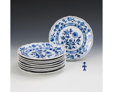 9 Zwiebelmuster-Teller. Teichert. Pfeilmarken, Ende 19. Jh./Anfang 20. Jh.             Unterglasurblaue Malerei. Ø 20,5 cm.  